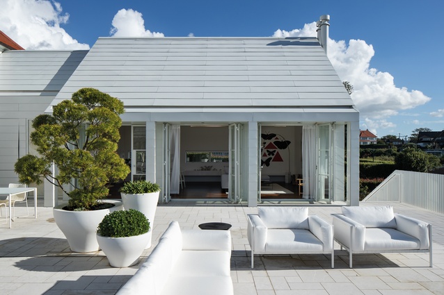 Outside, furniture by <a 
href="https://www.poynters.co.nz/"style="color:#3386FF"target="_blank"><u>Poynters</u></a> accompanies sandstone tiles by <a 
href="https://www.euroceramics.co.nz/"style="color:#3386FF"target="_blank"><u>European Ceramics</u></a>, which are laid in a villa pattern.