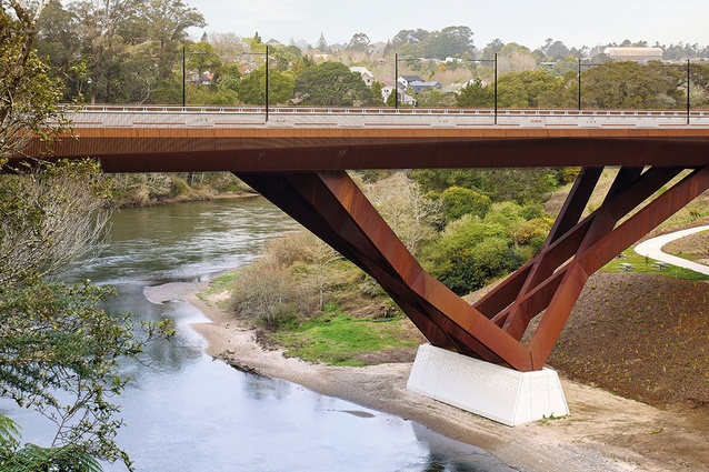 The main support of the split pier steers clear of the riverbed, resulting in the originality of the bridge’s form.