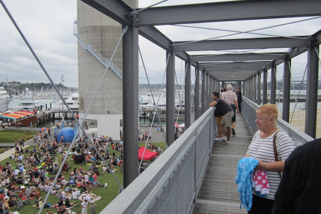 A continuous floating walkway within the fourth level of the gantry acts as a lookout to surrounding silos, cargo containers and the working harbour.
