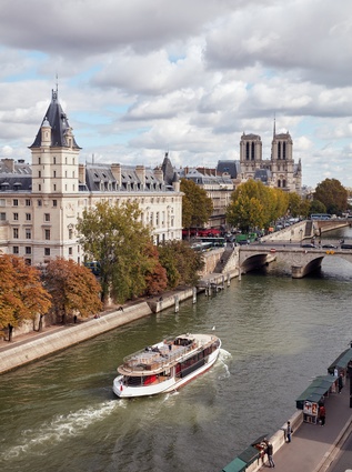 The flat has an immediate view of the Seine, the Île de la Cité and the two towers of Notre-Dame. If a room doesn’t look onto these surrounds, it is bathed in light nevertheless.