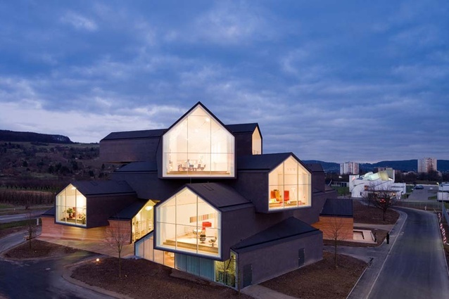 Like a vertically layered city, VitraHaus functions as an entryway to the Campus. It connects the theme of the archetypal house with the theme of stacked volumes.