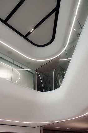 The chamfered, curved line of the stairwell’s bulkhead increases the fluidity of the 
form and the minimal, graphic lighting echoes its organic line. 
