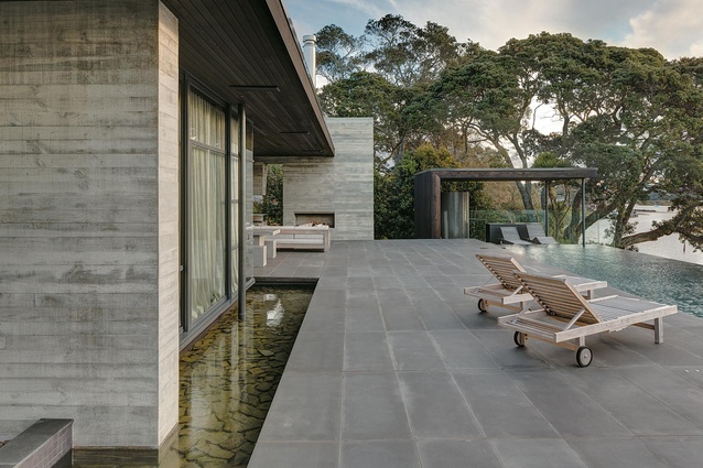 <a href="http://urbismagazine.com/articles/grey-scale/" target="_blank"><u>Westmere home</u></a> by Ponting Fitzgerald. Seven massive  in-situ concrete walls stand as monoliths. The outdoor area features a waterfall pool, fireplace and glass cabana.