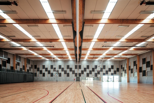 On the sports court, acoustic panels on the walls mimic the Poutama tukutuku design, a stepped pattern which symbolises climbing for knowledge.