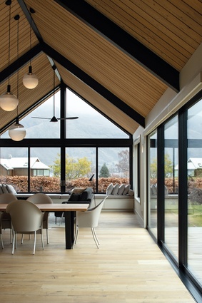 The living room’s pavilion form perfectly frames the view of Roys Peak in the distance. Floors are <a 
href="https://www.forteflooring.co.nz/product/catalogue/wood-flooring-planks#manor-atelier"style="color:#3386FF"target="_blank"><u>French Oak engineered flooring</u></a> from Forté.