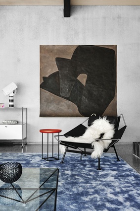 A Judith Wright painting, black Flag Halyard chair and blue Flack-designed custom rug for Halcyon Lake confidently punctuate the living area.