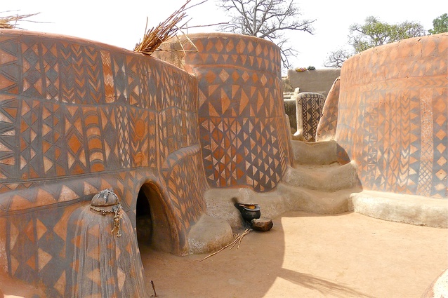 The Royal Court of Tiébélé in Burkina Faso, Africa, is a large compound of painted houses from the 16th century, which are traditionally decorated by the women. The buildings are made of earth, wood and straw.
Image: Rita Willaert <a href="https://www.flickr.com/photos/rietje/3380055078/in/album-72157615598783227/"style="color:#3386FF"target="_blank"><u>Flickr</u></a>