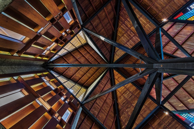 The interlocking gables of the chapel’s roof are held up by the radiating struts of the pou tokomanawa (heart pole).