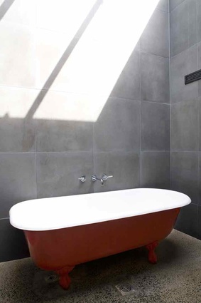 Light streams into the bathroom from the glazed ceiling. 