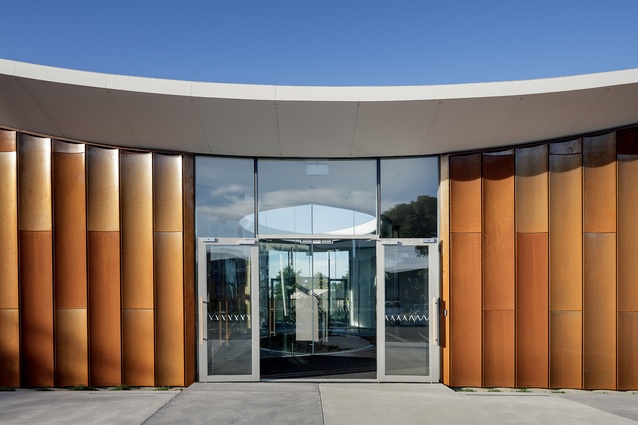 It is possible to enter the building from two sides. Directly in front of both entrances is a glass-encased courtyard.
