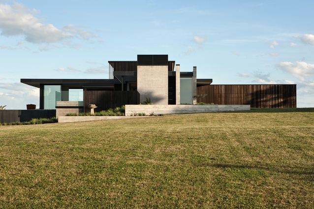 Gordonton Residence: A house on a generous, elevated rural site north of Hamilton. 