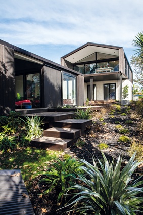 Lynch Street is a multigenerational family house of two boat sheds, one perched on top of a cast in-situ base.