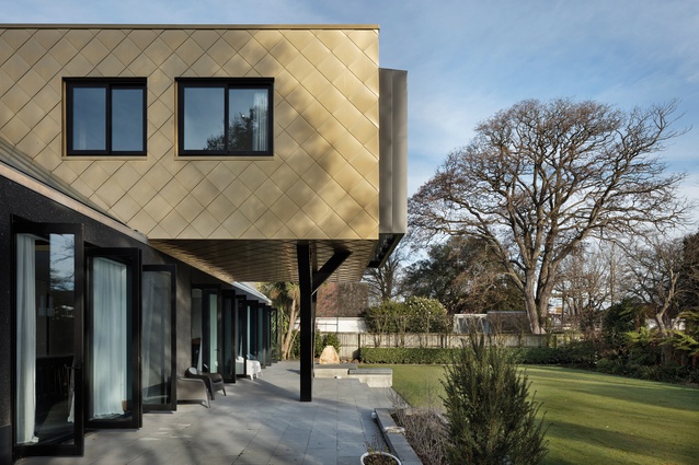 In strong contrast with the grey aggregate of the main part of the house, a gold box of Aurubis Nordic Royal – a copper alloy product from Finland – balances overhead.