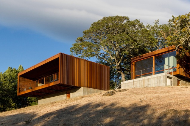 Full-height sliding glass walls maximises views of the beautiful countryside in Santa Rosa, California. The smaller of the two modules is designed for guests, with a bedroom, bathroom and private terrace.