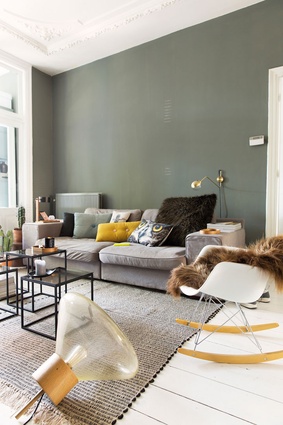 On the wall of the living room is a sconce from RestartMilano. The four coffee tables with steel frames were found in the second hand store, Mooi Muf in The Hague. 
