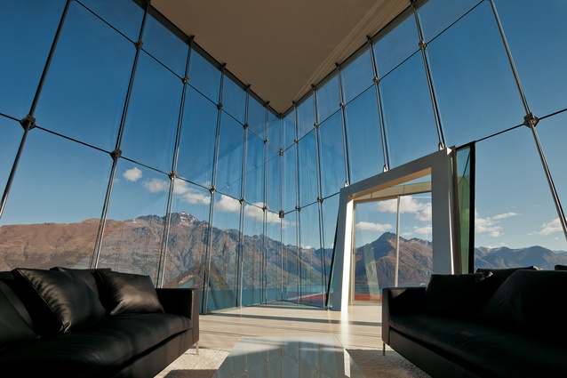 <a href="http://architecturenow.co.nz/articles/on-edge/#img=2" target="_blank"><u>Jagged Edge House</u></a>, Queenstown. The mezzanine floor features 11m high ceiling-to-floor, 22mm-thick green-tinted glass panels, giving spectacular 270° mountain and lake views. 
