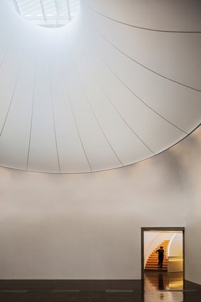 <a href="http://architecturenow.co.nz/articles/te-uru/" target="_blank"><u>Te Uru</u></a>. The ceiling blends into the walls in the main gallery through a large fabric lantern which softly and evenly lights the walls.