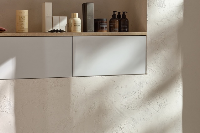 The use of natural and featured lighting throughout allows the materials to bring life to the space.