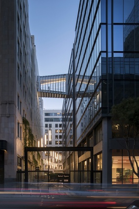 Twitter Skybridge, San Francisco. The exterior of the 10.6m crossing features layered sheets of frameless glass, which adds a sense of delicacy to the sculptural volume.