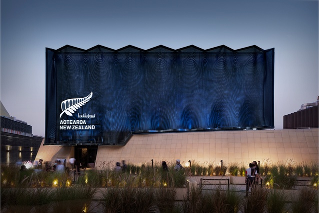 A striking double-skinned mesh on the pavilion’s façade ripples to the pulse of the mauri stone. Below it, the continuous surface of the plaza landscape folds to create the roof of the hosting venue.