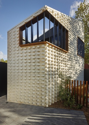 Little Brick Studio, Melbourne. Bricks protrude out by 90mm and slowly disappear into the wall, corners are carefully considered and brick cutting was minimised where possible.