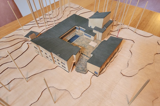 Säynätsalo Town Hall, model: the courtyard, raised a full storey above the surroundings, creates separation and a shift in perception.