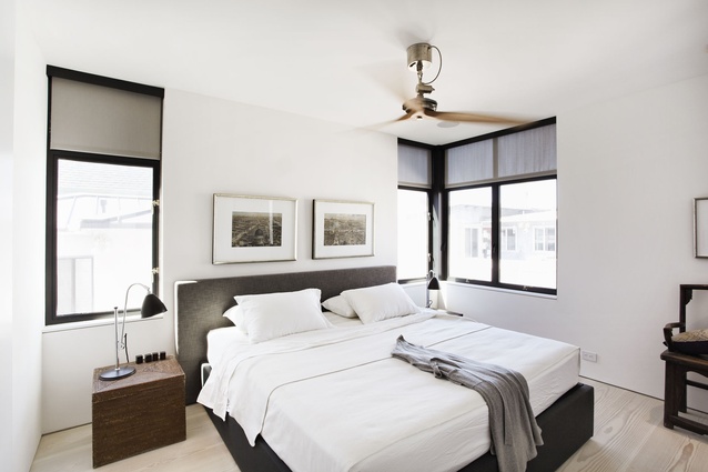 The master bedroom is restrained thanks to a minimalist palette. 