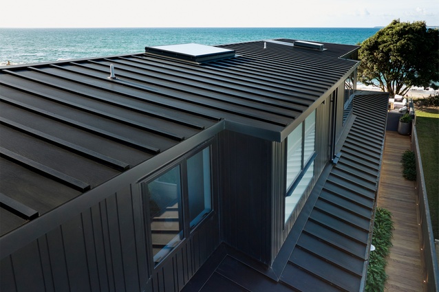 The folded tray roof combines marine grade aluminium substrate with the proven paint technology of COLORSTEEL<sup>®</sup>.