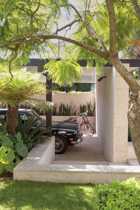 The design of the carport was inspired by Palm Springs Airport. A 1971 Rolls-Royce Silver Shadow sits in the shade underneath it.