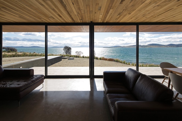 The roof and floor plate form parallel planes that frame the views in the living and dining areas.