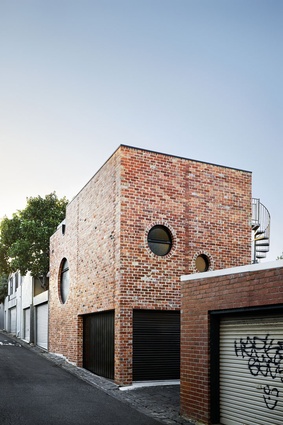 On all façades, the recycled red brick has nuanced texture and colour.
