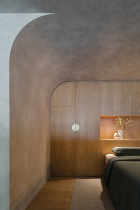 The repeated use of a curve motif tempers the interior’s brutalist sensibilities and also makes the space undeniably immersive.