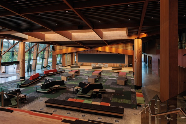Activated by events offered from the rear mahau, Te Āhurutanga: the Student Hub is designed as a central meeting space that can be configured to accommodate up to 600 people in theatre mode or 350 in banquet mode. In this image, we can see the two aisles, one on each side of the wharenui.