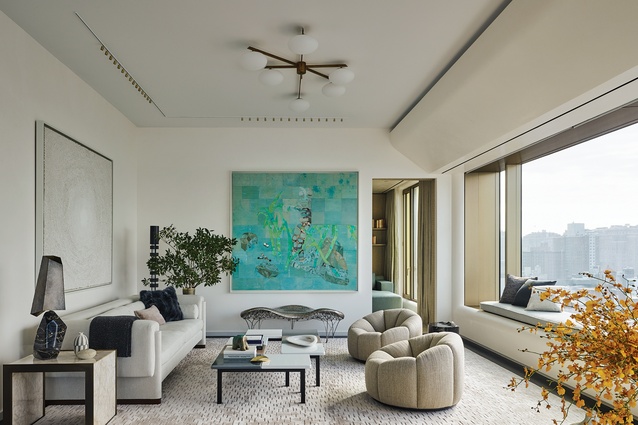 The living room encompasses two seating areas oriented to capture panoramic views that sweep east and south. A captivating painting by Ellen Gallagher, the very first work selected for this project, informs the room’s elements from form to colour palette. 