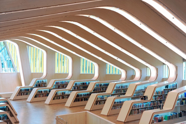 The whole library consists of 27 ribs made of prefabricated glue-laminated timber elements and CNC cut plywood boards.