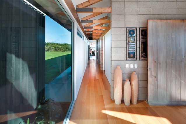 The corridor defines the house’s strong physical axis and is perpendicular to the house’s outlook. Exposed macrocarpa trusses and concrete block walls, establish a rhythm within this space. 