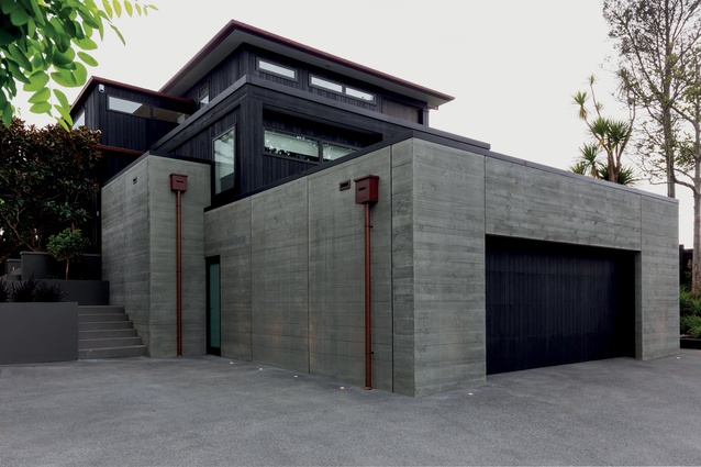 Externally, board-formed concrete has been used to visually anchor the house to the site.