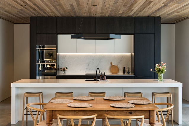 A <a 
href="https://simonjames.co.nz/resident/hex-500"style="color:#3386FF"target="_blank"><u>Hex 500</u></a> pendant by Resident from Simon James Design hangs above the dining table.