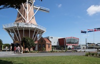 Trilingual: Te Awahou Nieuwe Stroom