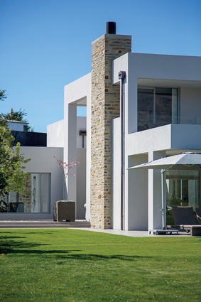 A nod to local materials, architect Richard Shackleton has used schist to clad the chimney.
