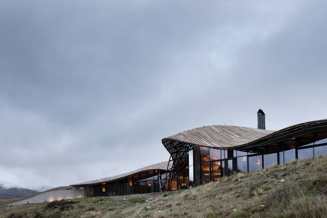 The Lindis Lodge by Architecture Workshop is located in the South Island's Ahuriri Valley.